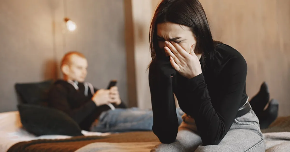 Zwei Menschen mit symbolischen Gummibändern — Anxious-Avoidant-Dynamik