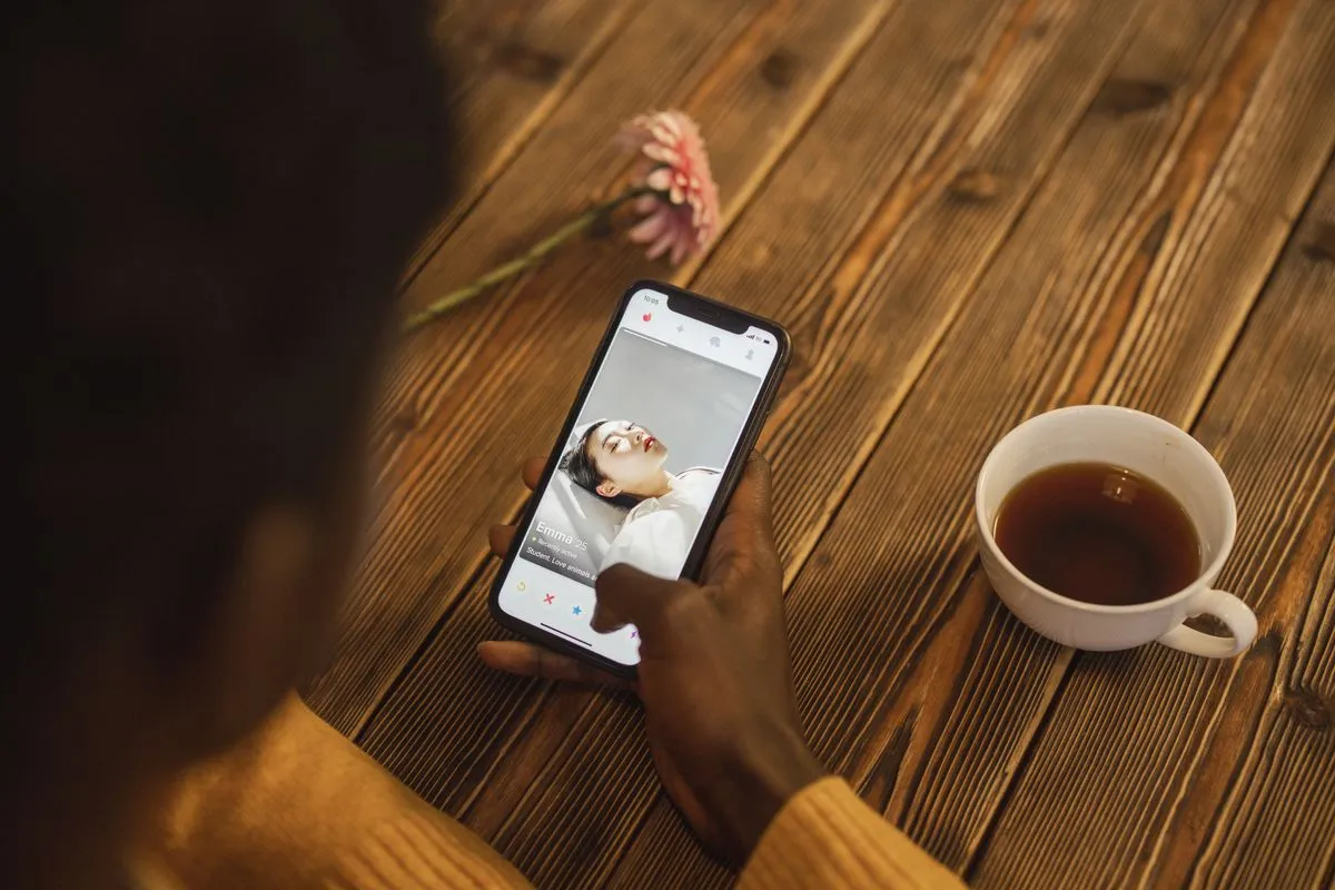 Symbolbild Online-Dating am Smartphone — Bildkontakte Test & Erfahrungen