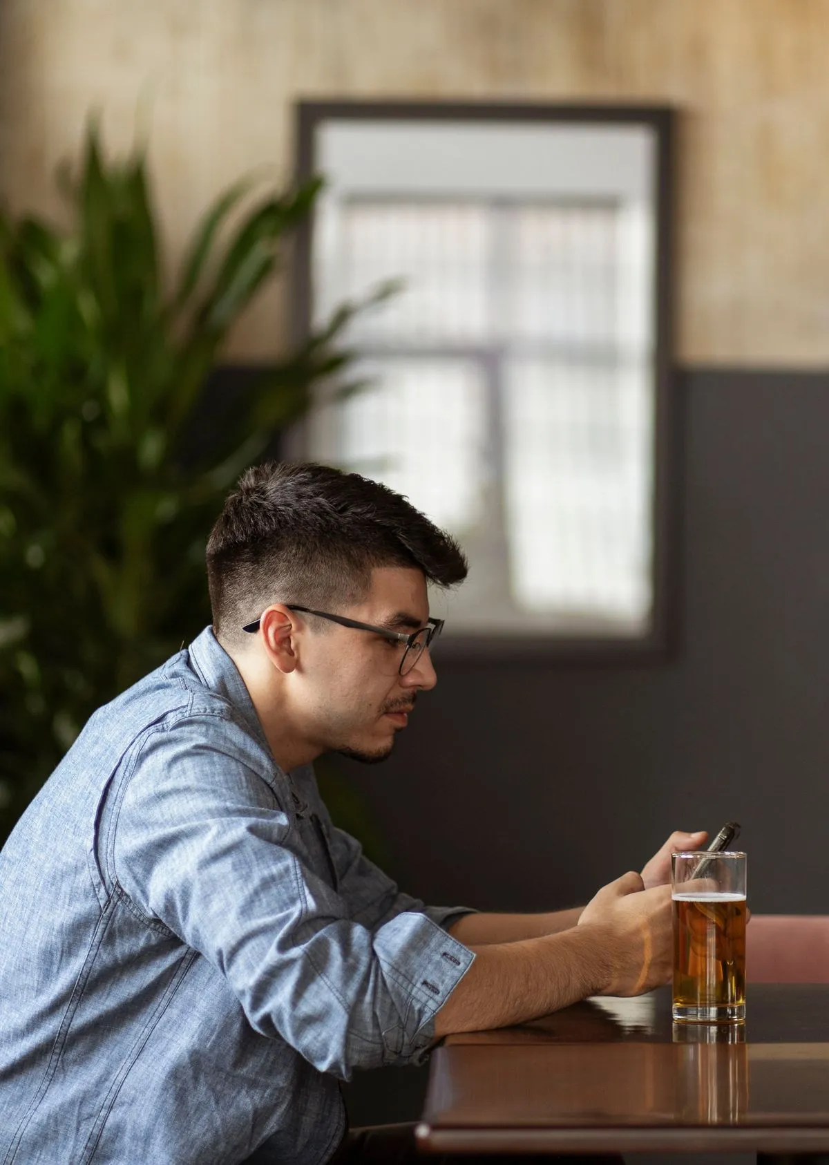 Symbolbild Casual Dating — Person am Smartphone in stimmungsvollem Ambiente