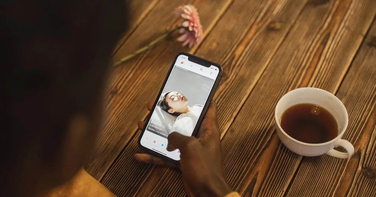 Collage verschiedener Dating-App-Icons auf einem Smartphone-Bildschirm