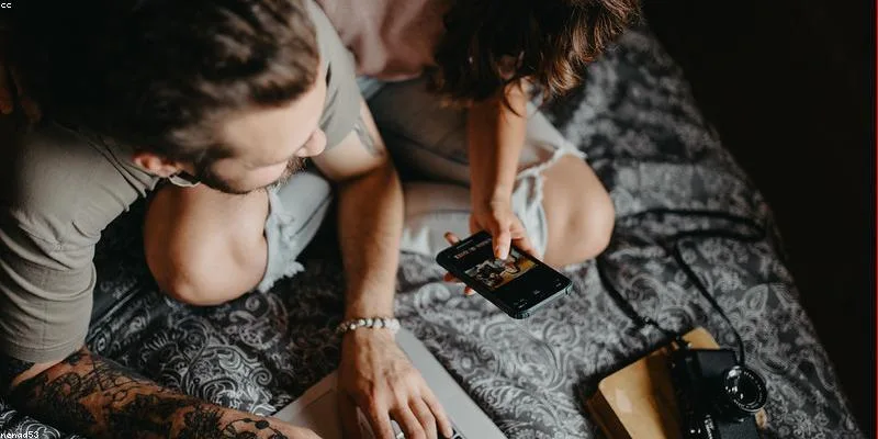 Zwei Menschen im Gespräch bei einem Date — DatingCafe im Test