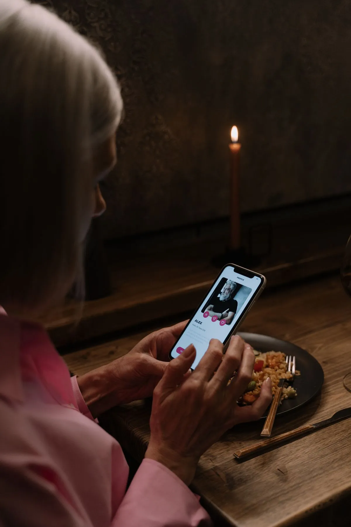Symbolbild Online-Dating am Smartphone — eDarling Test & Erfahrungen
