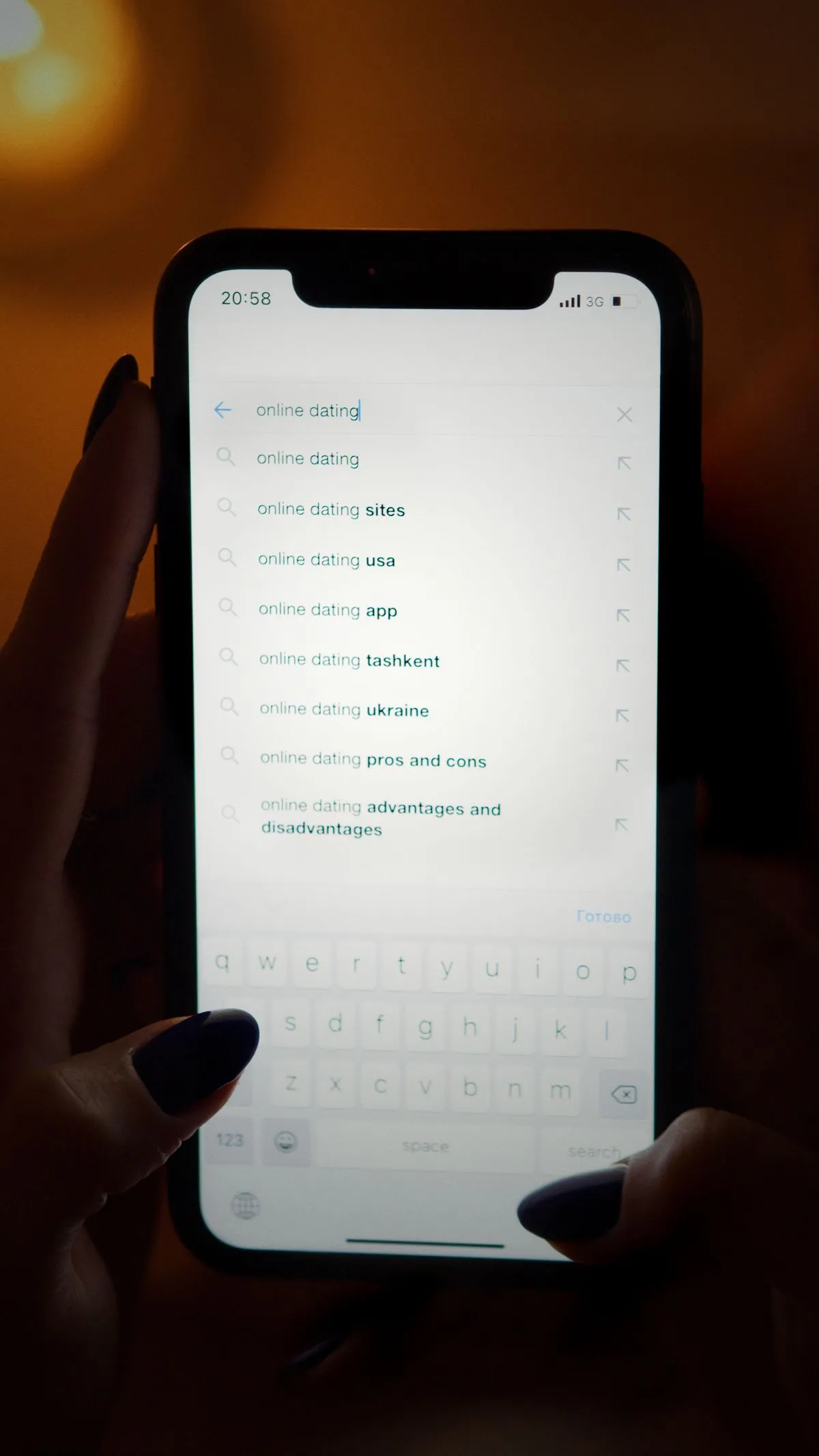 Symbolbild Online-Dating am Smartphone — Facebook Dating Test & Erfahrungen