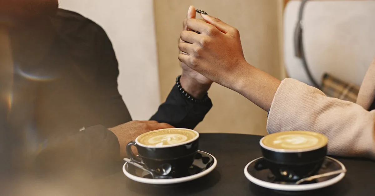 Couple spricht miteinander bei Kaffee