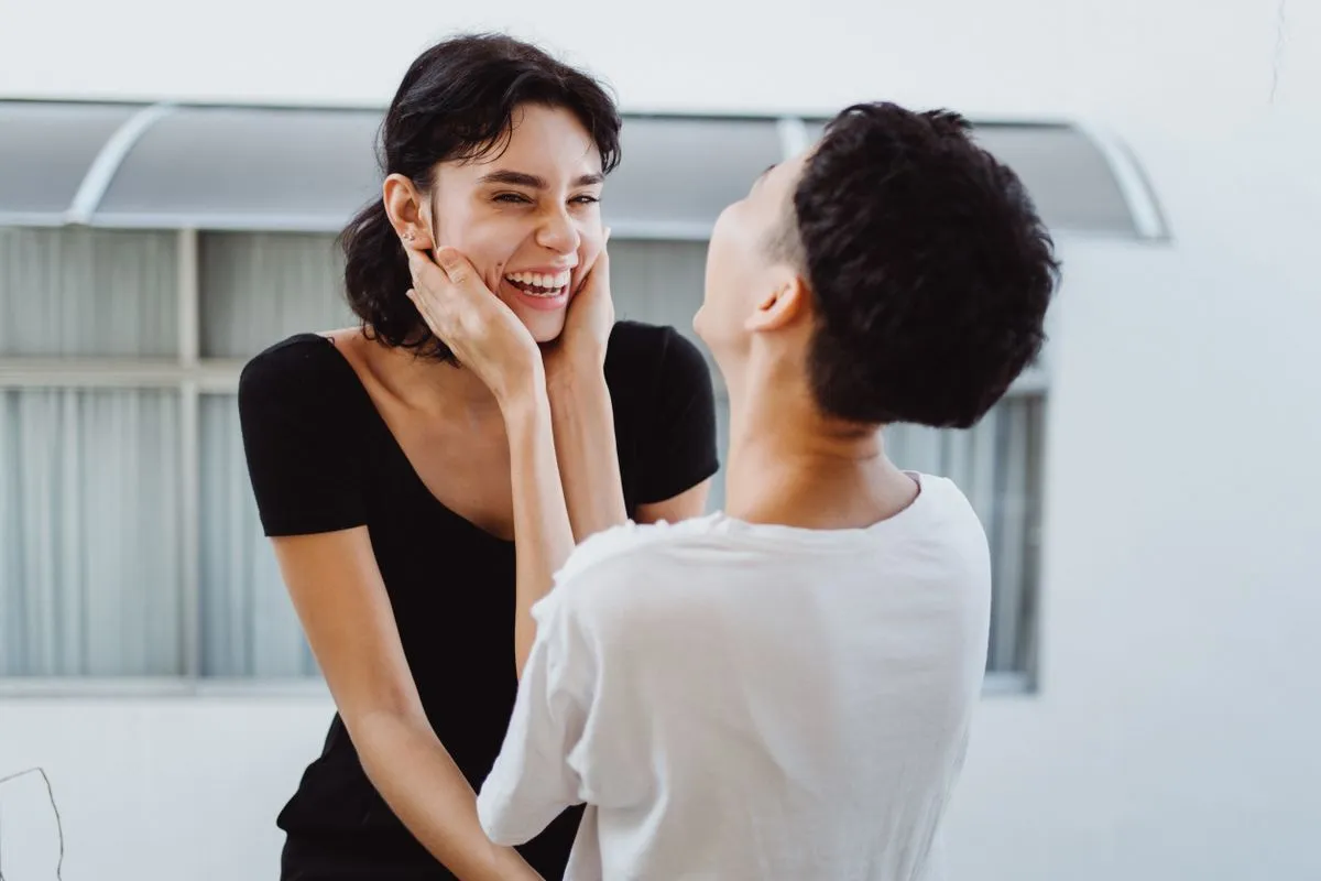 Symbolbild lesbisches Dating — zwei Frauen lachen gemeinsam