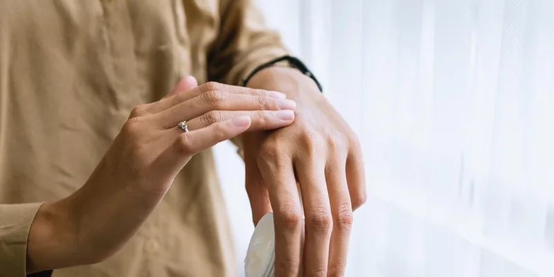 Eine Person praktiziert Selbstliebe und Selbstfürsorge durch achtsames Sein