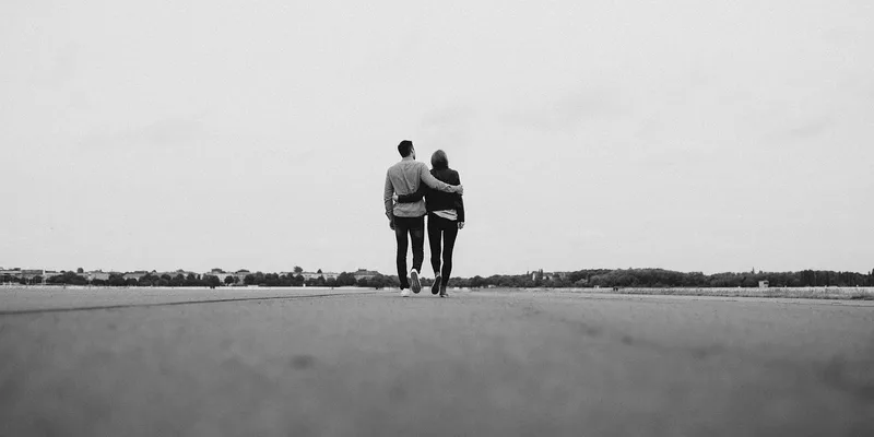 Ein Paar macht einen Spaziergang zusammen in der Natur, was therapeutisch ist