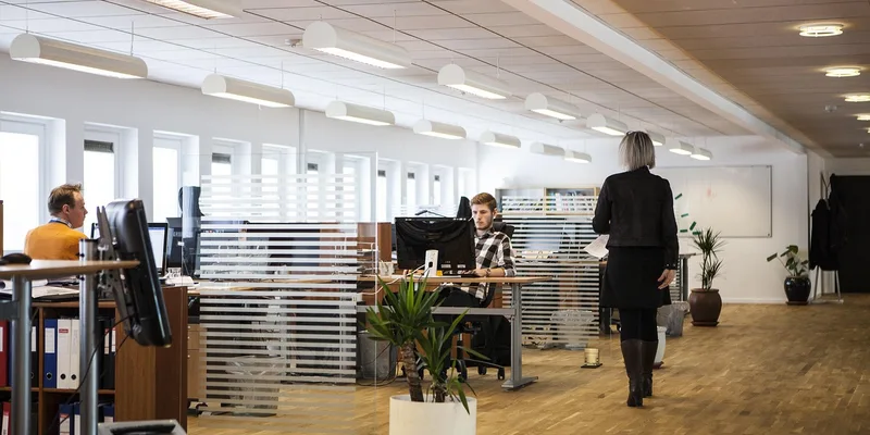 Modernes Paar coordoniert Kalender und Aufgaben, um ihre Leben im Gleichgewicht zu halten