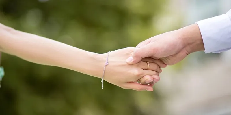 Paar umarmt sich, gegenseitige Liebe und Verständnis