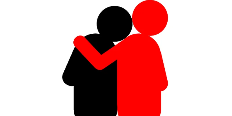 Paar sitzt zusammen, echte emotionale Verbindung und Verletzlichkeit