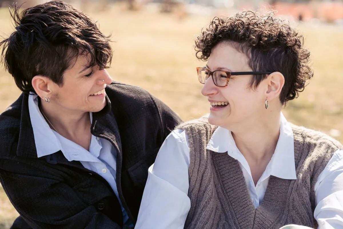 Symbolbild lesbisches Dating — zwei Frauen lachen gemeinsam