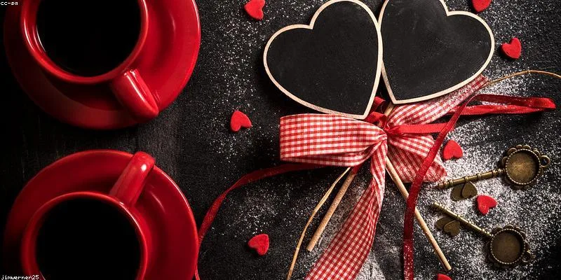 Spiegel-Reflexion symbolisiert die vier Love-Bombing-Phasen