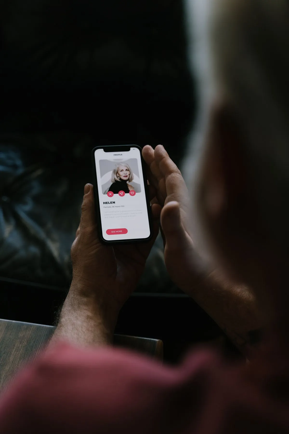 Symbolbild Online-Dating am Smartphone — OkCupid Test & Erfahrungen