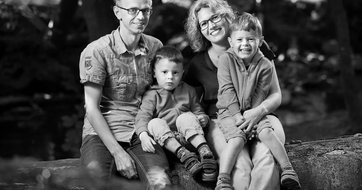 Glückliche erweiterte Familie sitzt zusammen auf der Couch