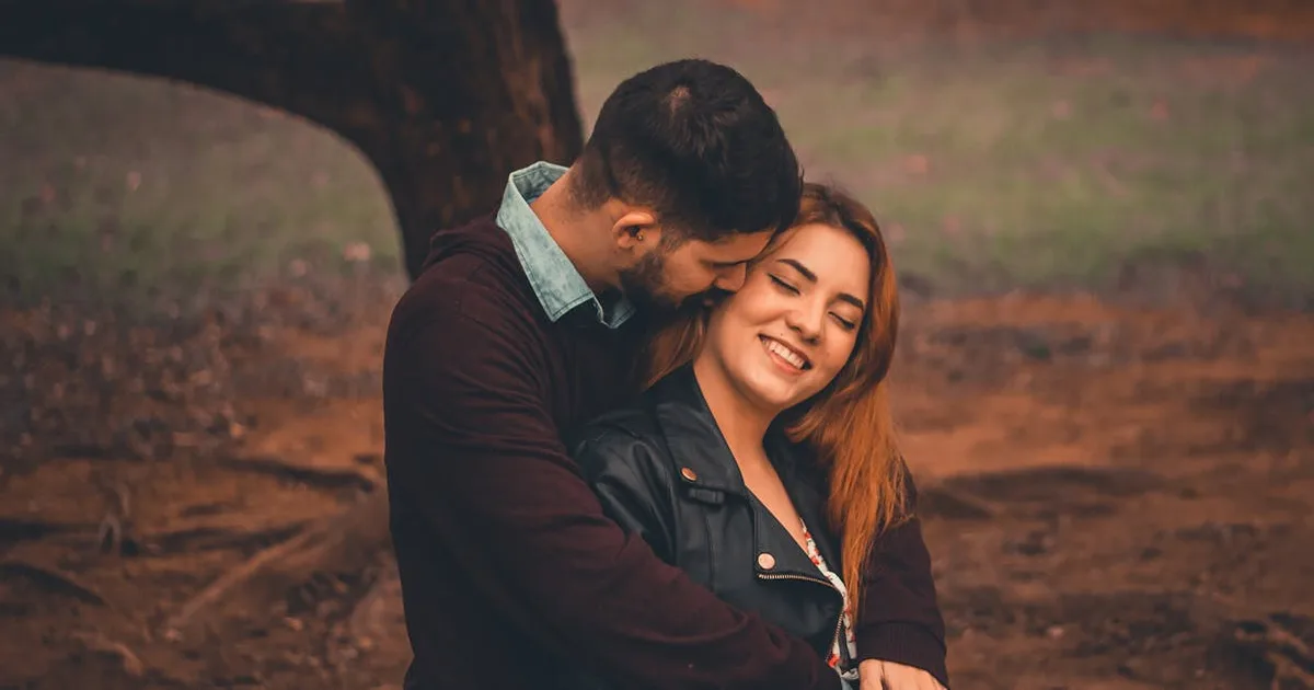 Zwei Menschen schauen sich in die Augen und fühlen eine tiefe emotionale Verbindung