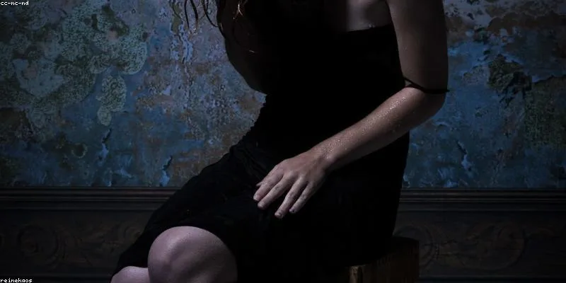 Person grübelt allein — Symbol für Relationship Anxiety