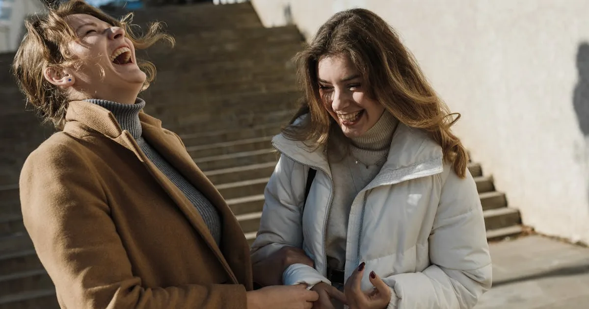 Zwei Freunde am Strand bei Sonnenuntergang — Symbol für Platonic Soulmate