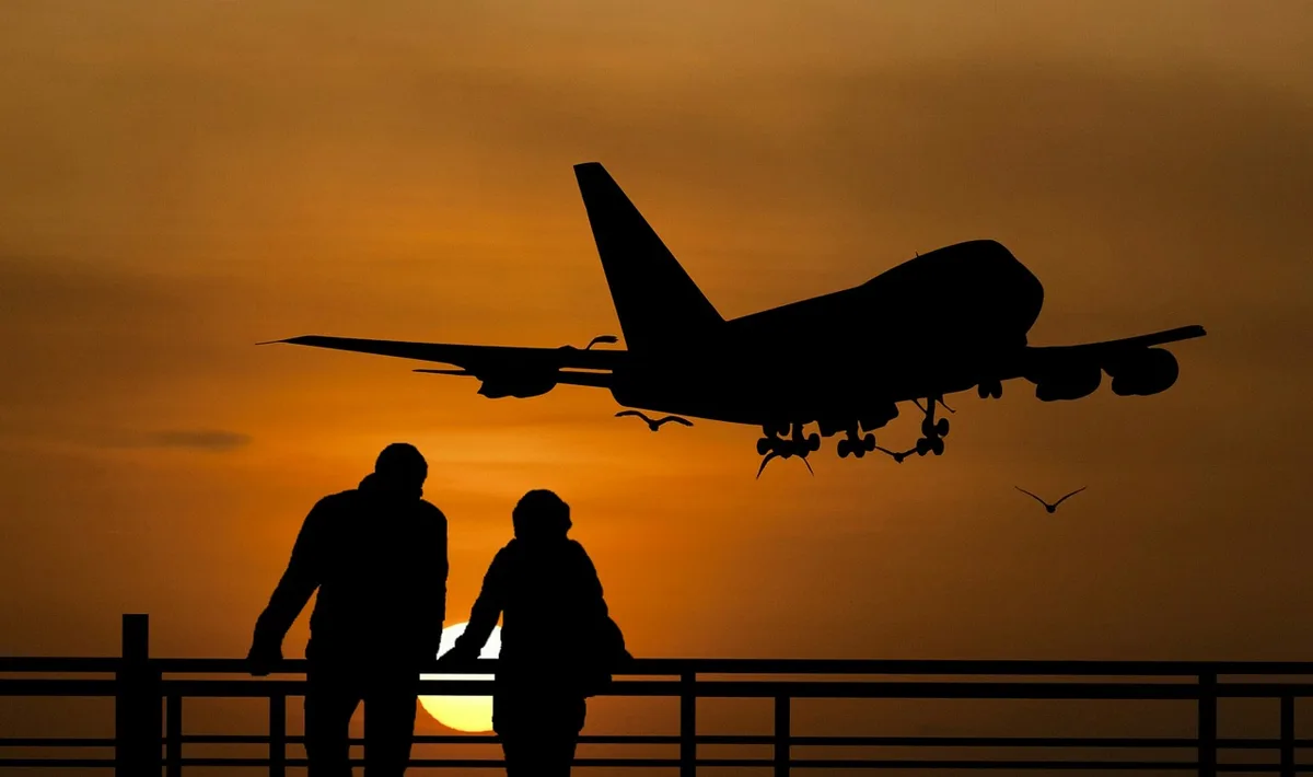 Paar am Flughafen mit Reisegepäck