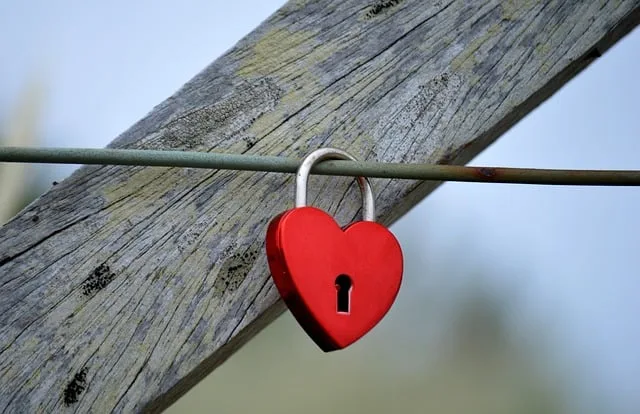 Person steht an einer Weggabelung