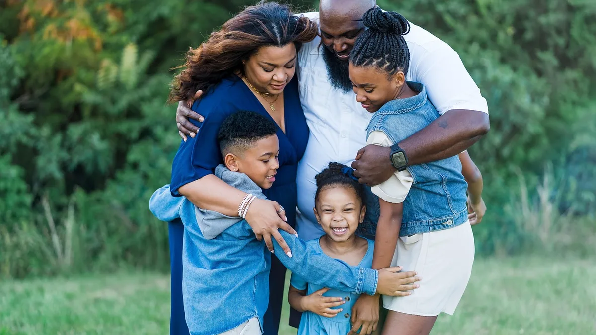 Elternteil beim Spaziergang