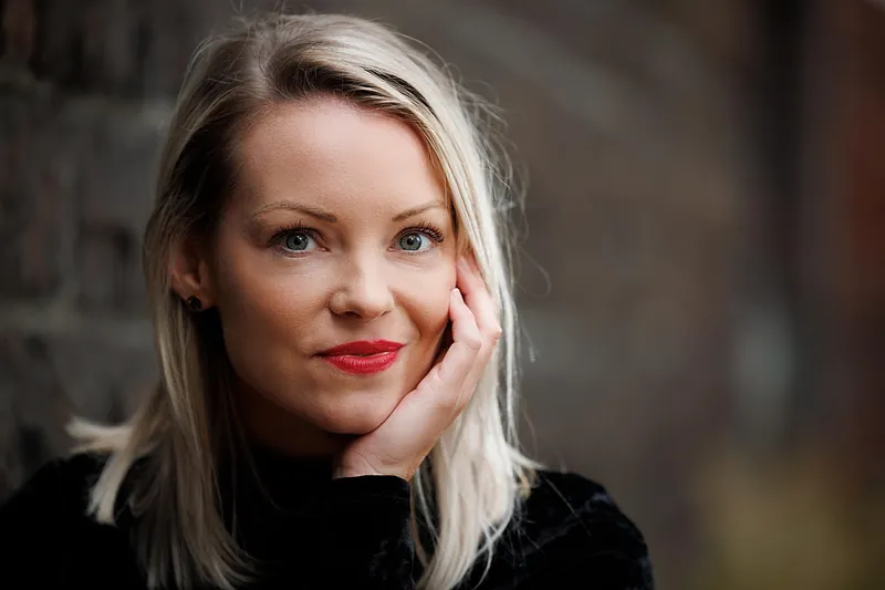 Selbstbewusste reife Frau beim Dating