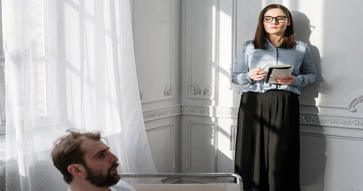 Zwei Menschen in tiefem Gespräch — Demisexualität entsteht aus Bindung