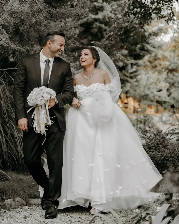 Junges Ehepaar mit Hochzeitskleid und Anzug Hochzeit