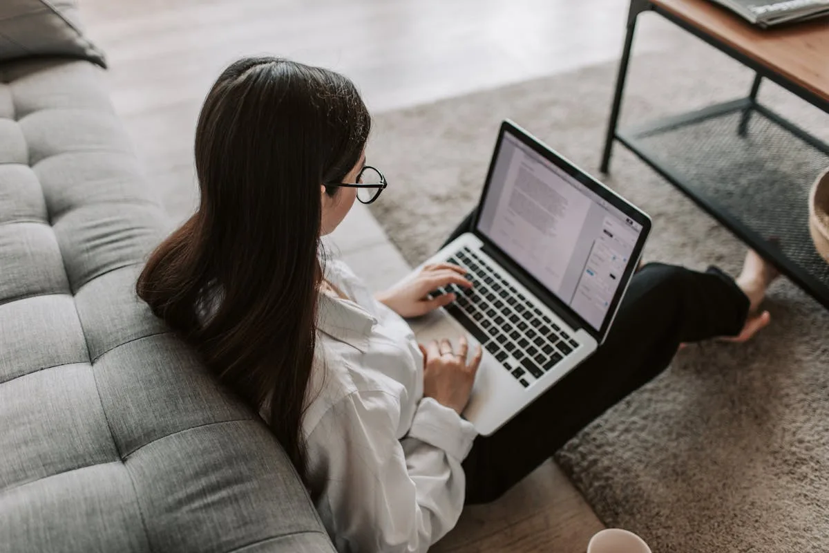 Frau am Laptop symbolisiert digitalen Kontakt und Hoovering durch den Ex-Partner