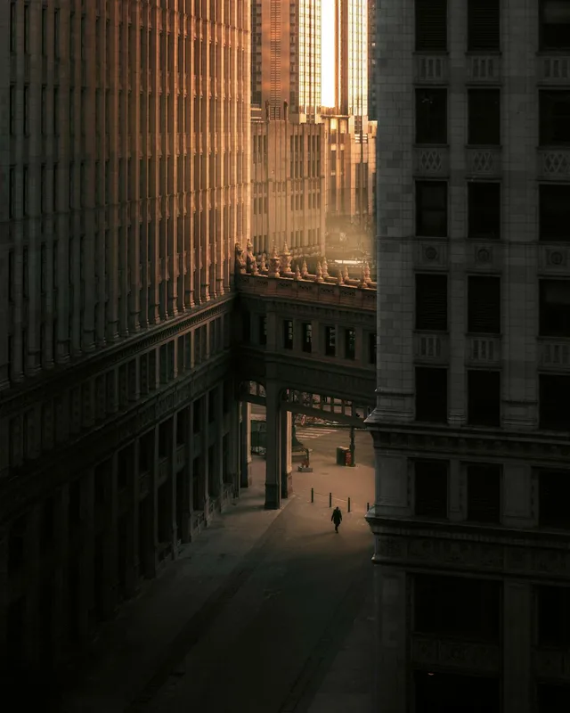 Person geht allein durch eine Stadt bei Sonnenuntergang als Symbol für Kontaktabbruch
