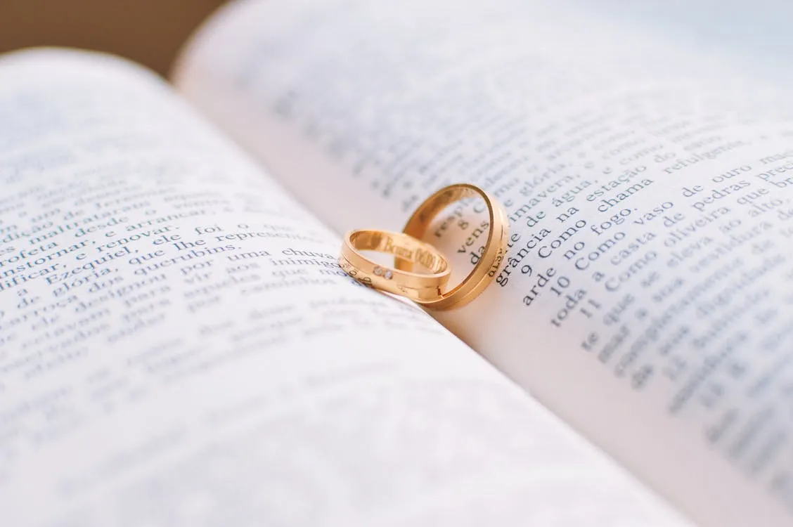 Paar beim Nachdenken über die Frage: Heiraten ja oder nein - eine wichtige Beziehungsentscheidung
