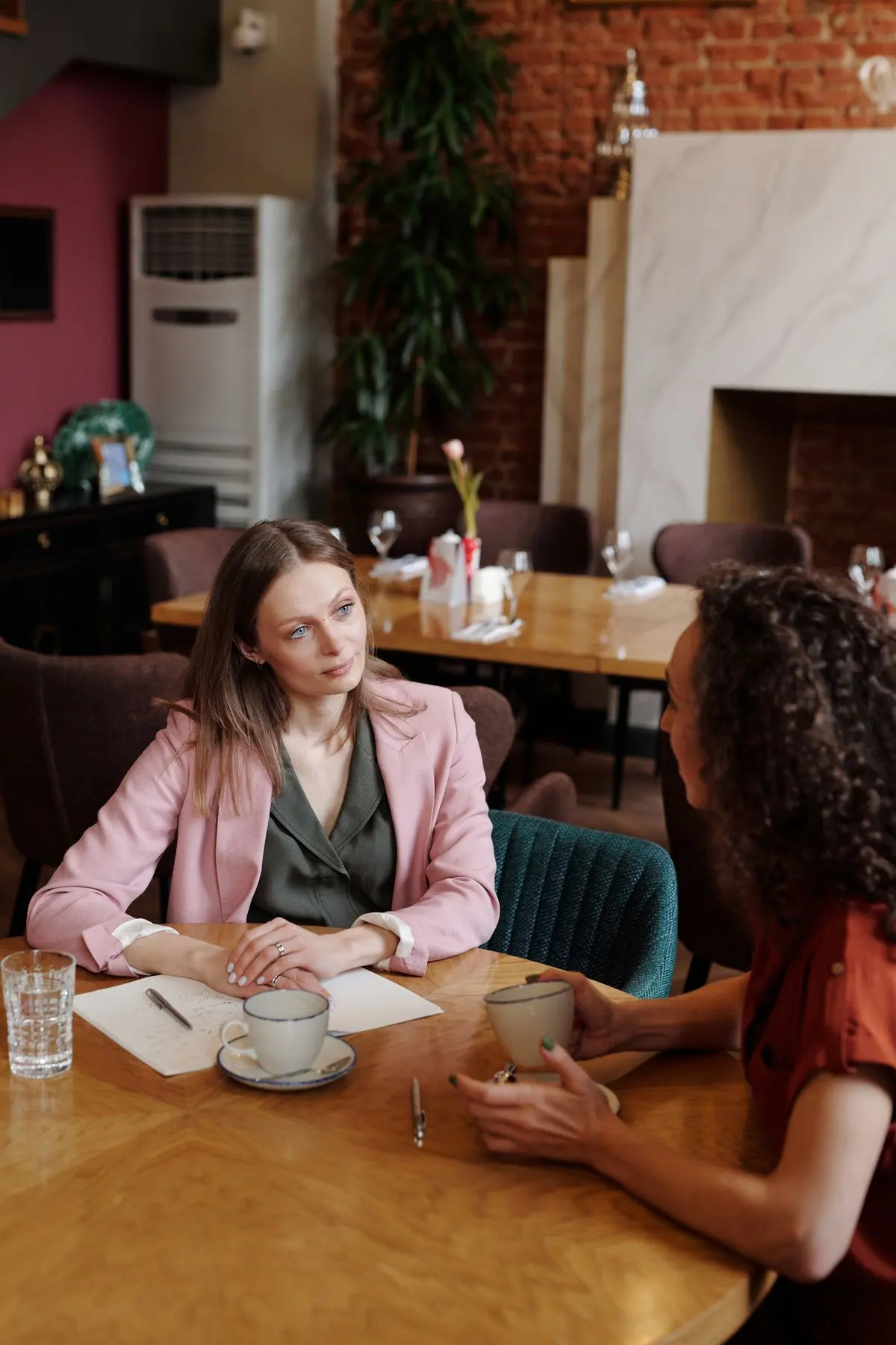 Zwei Frauen im ernsten Gespräch in einem Café