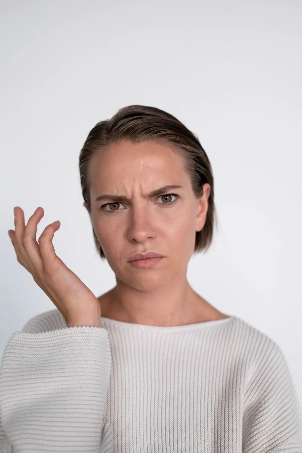 Frau mit skeptischem, fragendem Gesichtsausdruck