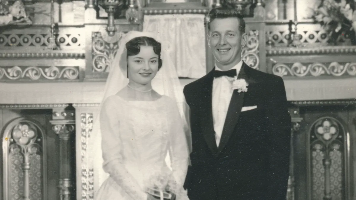 Historisches Schwarz-Weiß-Hochzeitsfoto: Brautpaar vor dem Altar einer Kirche