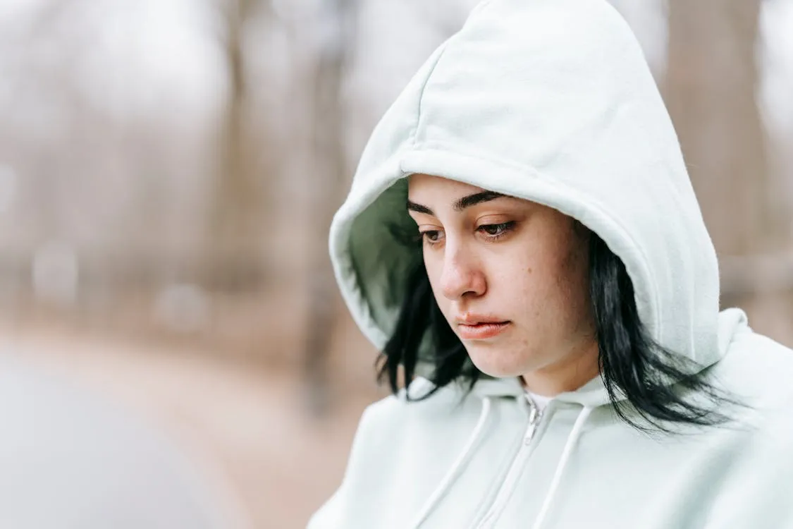 Paar mittleren Alters, das sich verständnisvoll ansieht und eine Beziehungskrise überwindet