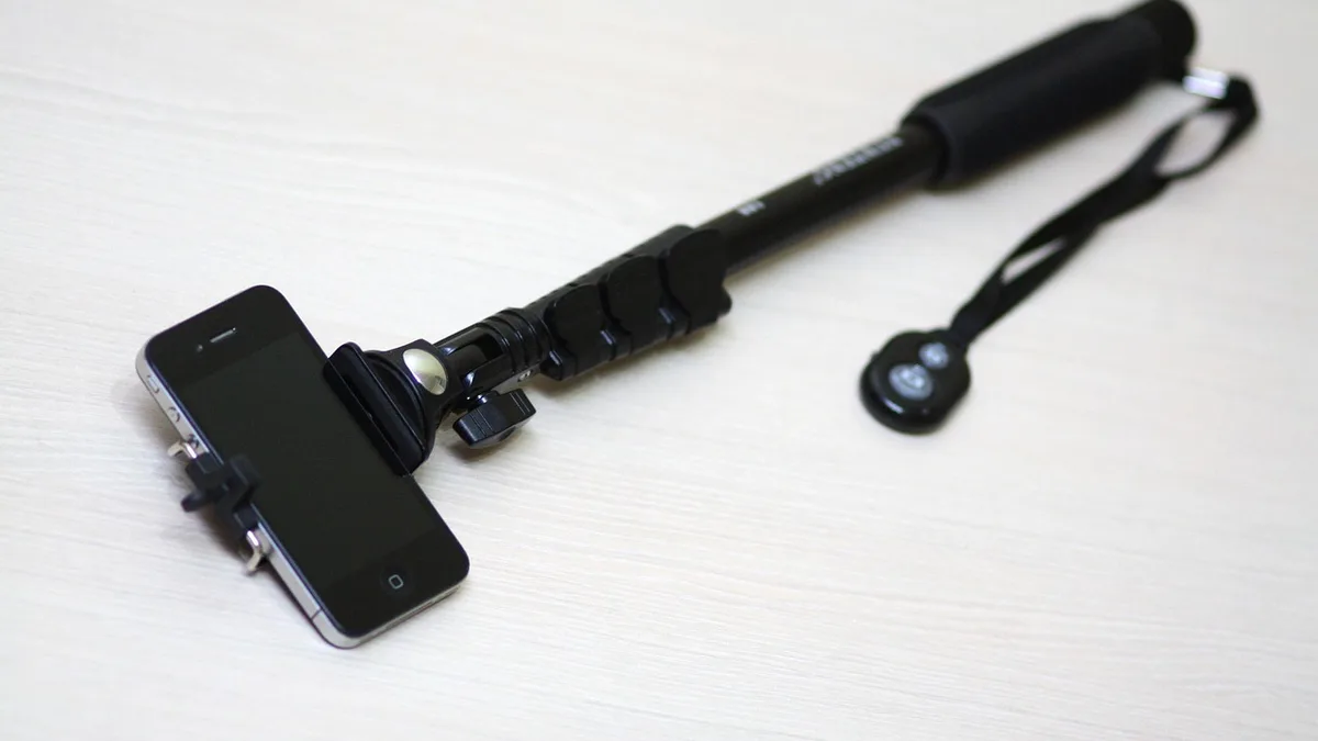 Lächelnde Person beim Fotoshooting für Online-Dating