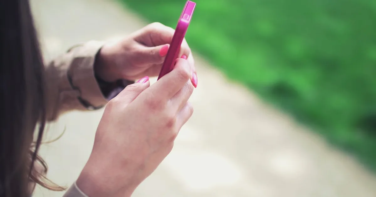 Smartphone in der Hand beim Warten auf eine Nachricht, die nicht kommt