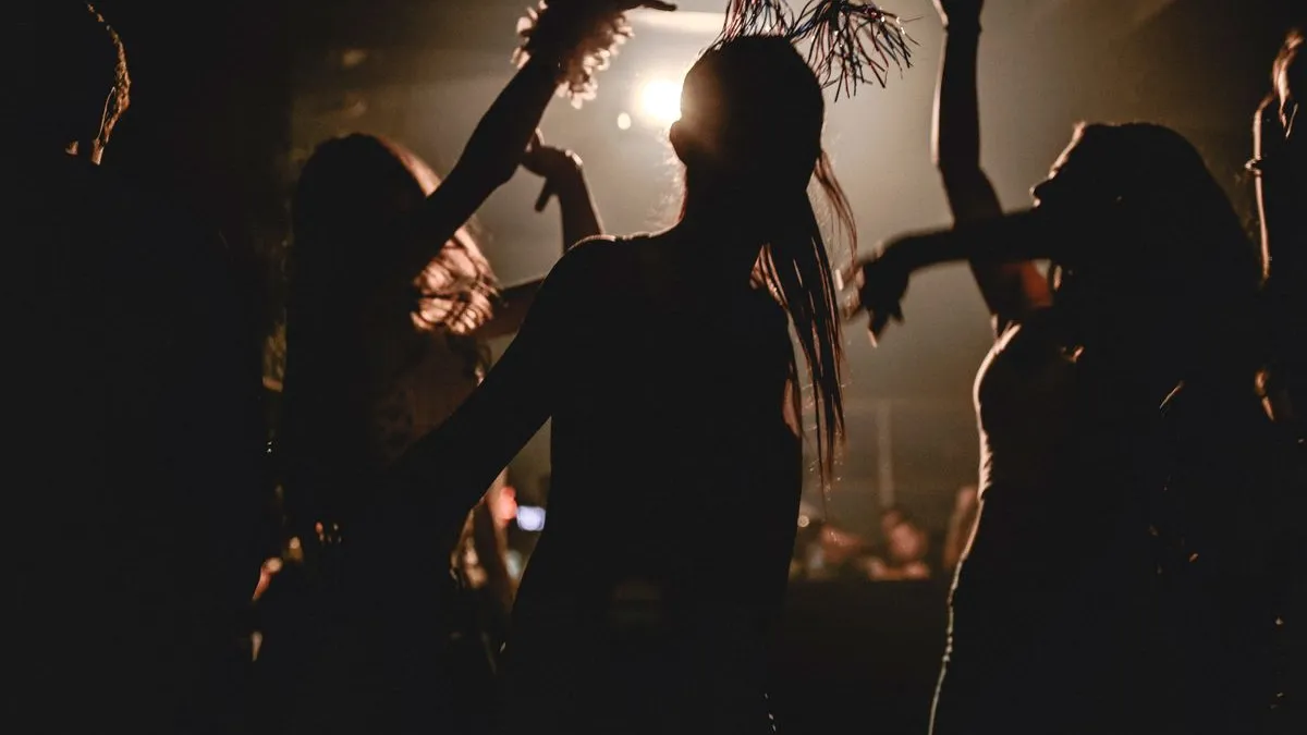 Silhouetten tanzender Menschen auf einer Party im Gegenlicht