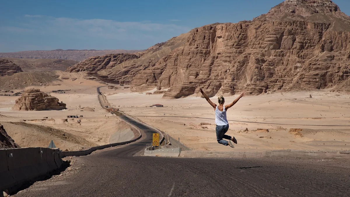 Glückliche Person, die allein unterwegs ist