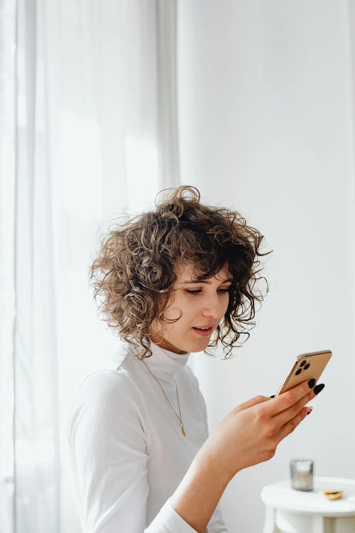 Frau schaut nachdenklich auf ihr Smartphone