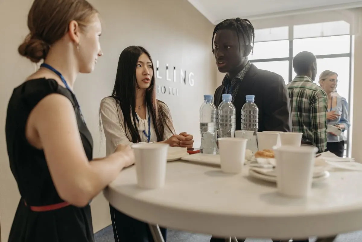 Menschen im Gespräch an Stehtischen bei einer Veranstaltung