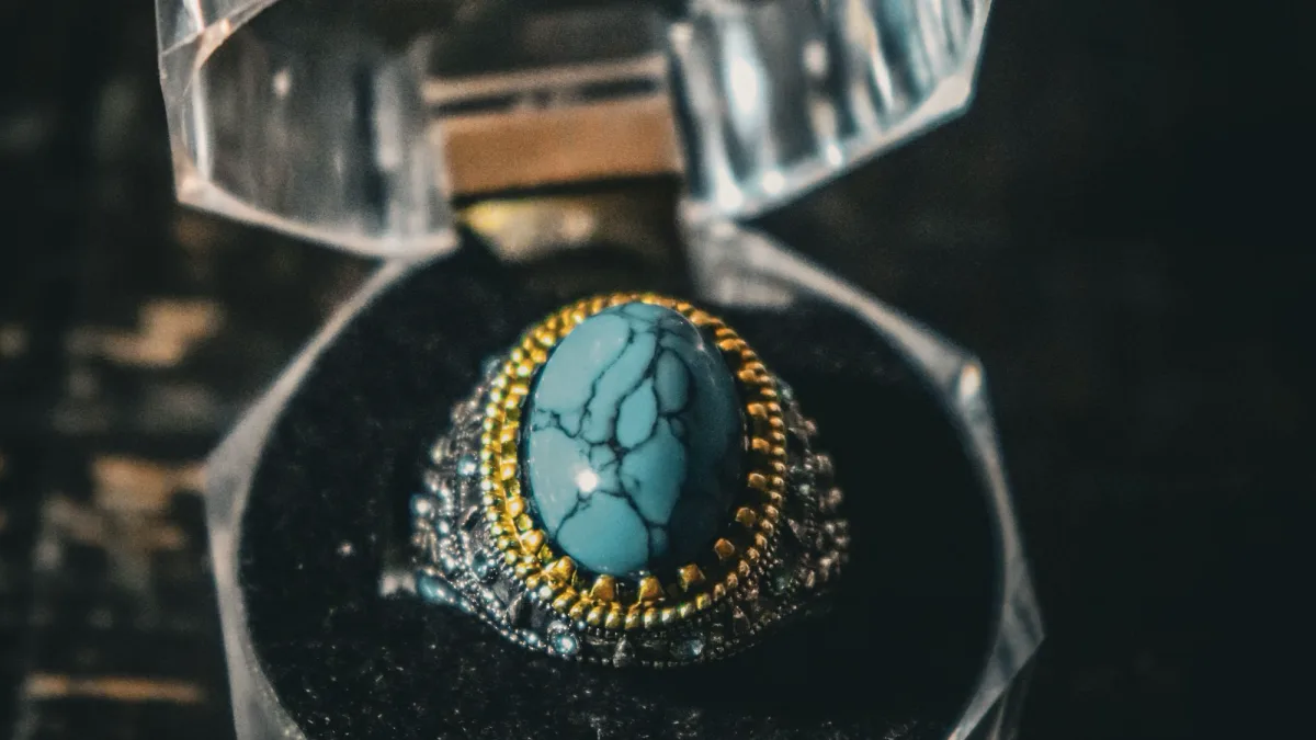 Ring mit Türkis in einer durchsichtigen Schmuckschachtel